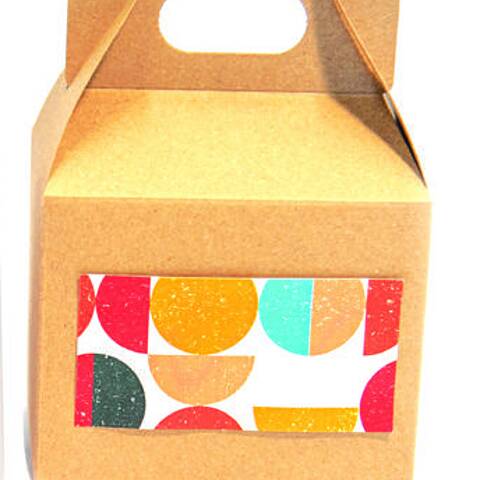 Μικρό lunch box kraft 300 gr με εκτυπωμένο αυτοκόλλητο, 12 × 9 × 8 cm